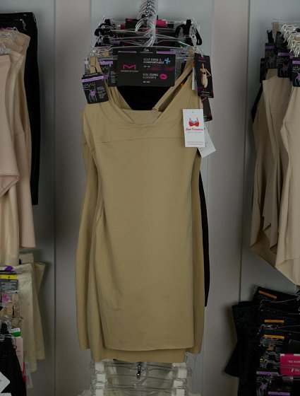 Фото - утягивающее платье от Maidenform, цвет бежевый, вид спереди